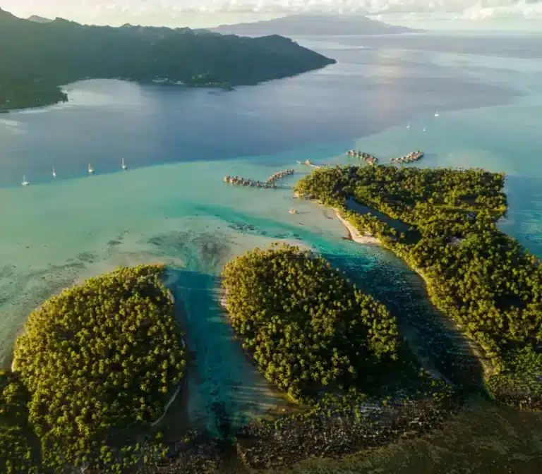 Vue en drone de taha a a karl shakur 1600x1400 f50 50 Destination Lagon Tours Et Excursions à Raiatea Et Tahaa Vue en drone de taha a a karl shakur 1600x1400 f50 50